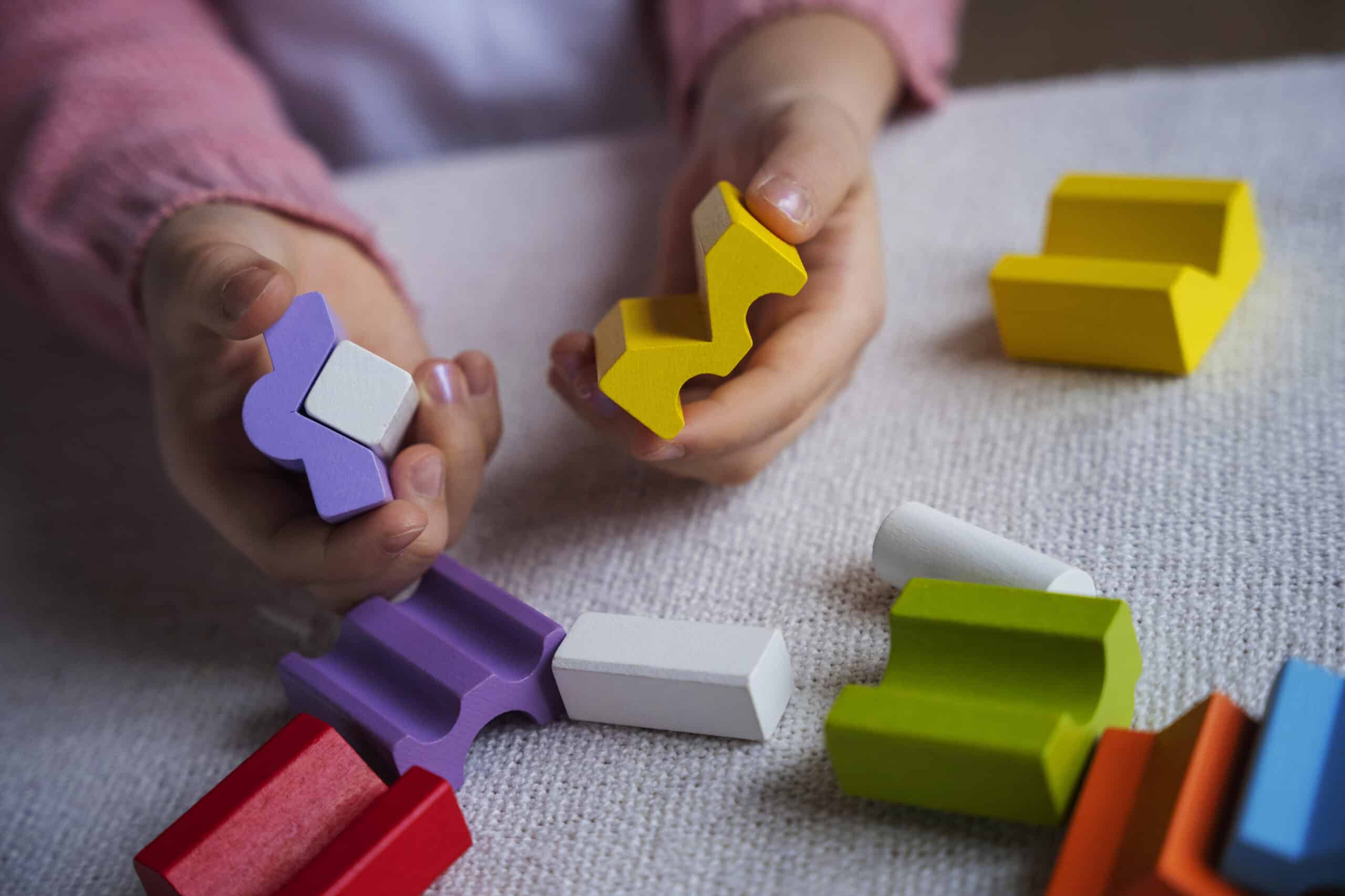 Psicóloga infantil apoyando el desarrollo integral