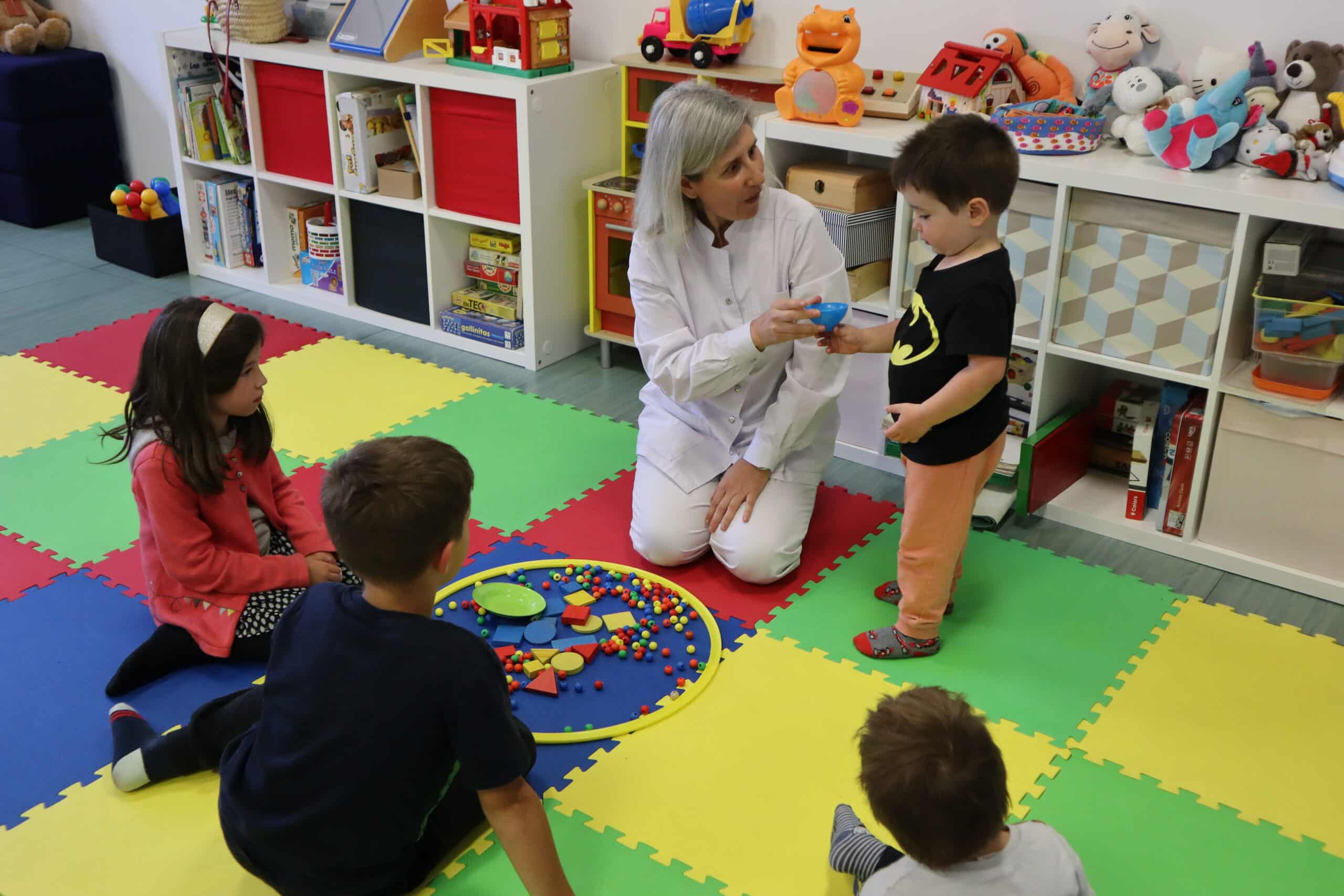 Niños aprendiendo mientras juegan juntos.